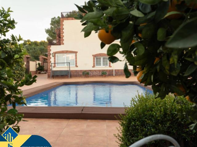 Chalet en venta en Orihuela, Los Balcones y los Altos. Villa con piscina privada, en la provincia de Alicante, en la ciudad de Torrevieja, en la zona de Los Balcones. 10 habitaciones. Chalets.