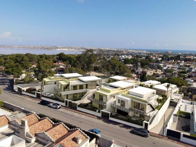 Chalet en venta en Orihuela, Los Balcones y los Altos. Villa de 3 dormitorios y 2 baños con piscina en Torrevieja. Chalets.