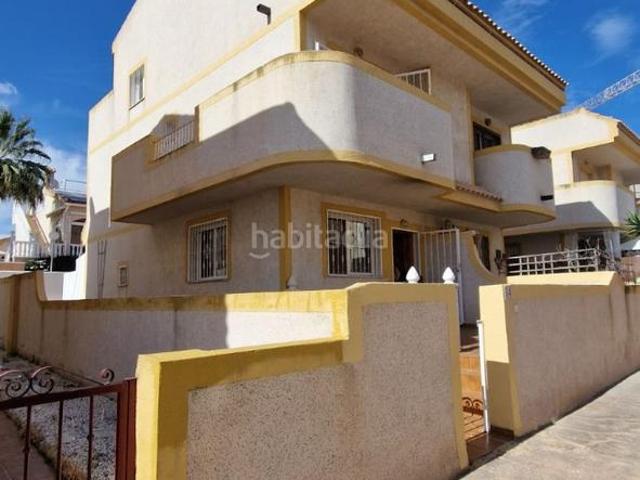 Chalet en venta en Orihuela, La Florida. Ubicada en la codiciada zona de Los Altos, en la Costa Blanca Sur, esta hermosa villa adosada de 3 dormitorios y 3 baÃos orientada. Chalets.