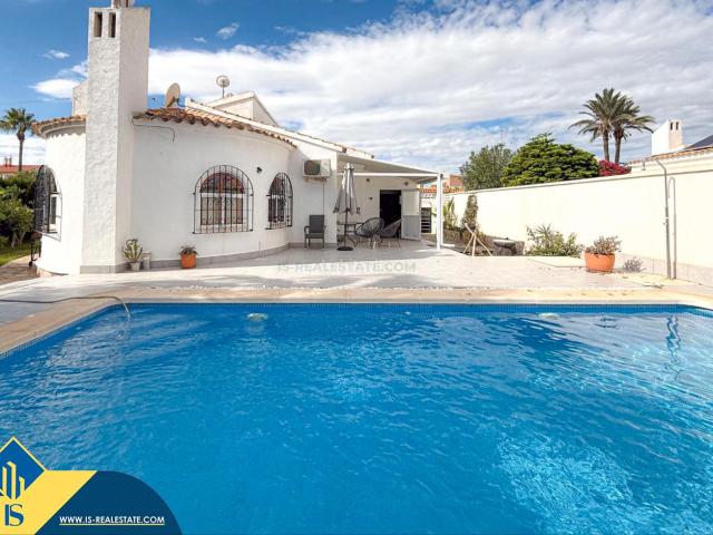 Chalet en venta en Orihuela, La Florida. Villa con piscina privada en Orihuela Costa, provincia de Alicante. 2 habitaciones 103 m² 2 kilómetros del mar. Chalets.