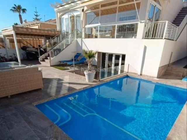 Chalet en venta en Orihuela, La Florida. Villa con piscina privada, en la provincia de Alicante, en la ciudad de Orihuela Costa. 3 habitaciones 203 m² 3 kilómetros del. Chalets.