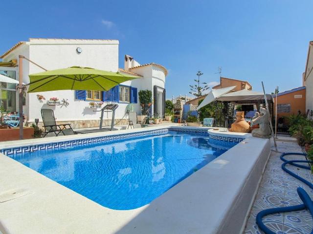 Chalet en venta en Orihuela, La Florida. Villa independiente con piscina privada en La Florida. Chalets.