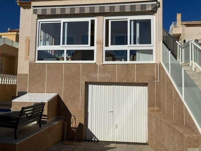 Chalet en venta en Orihuela, La Florida. Villa Independiente Totalmente Reformada con Piscina Privada de Agua Salada en Los Almendros Orihuela. Chalets.