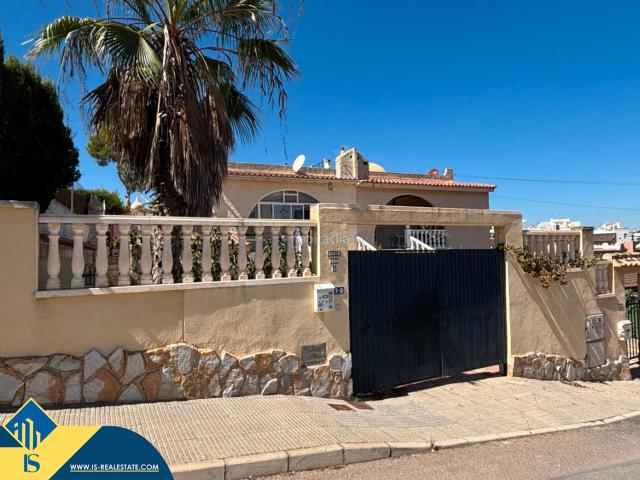Chalet en venta en Orihuela, La Florida. Chalet con piscina en Orihuela Costa, provincia de Alicante. 2 habitaciones 167 m² 3 kilómetros del mar. Chalets.