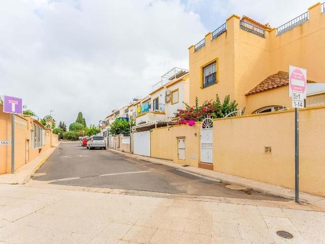 Chalet en venta en Orihuela, La Florida. Chalet independiente con vistas al mar y gran parcela en Orihuela Costa Playa Flamenca. Chalets.
