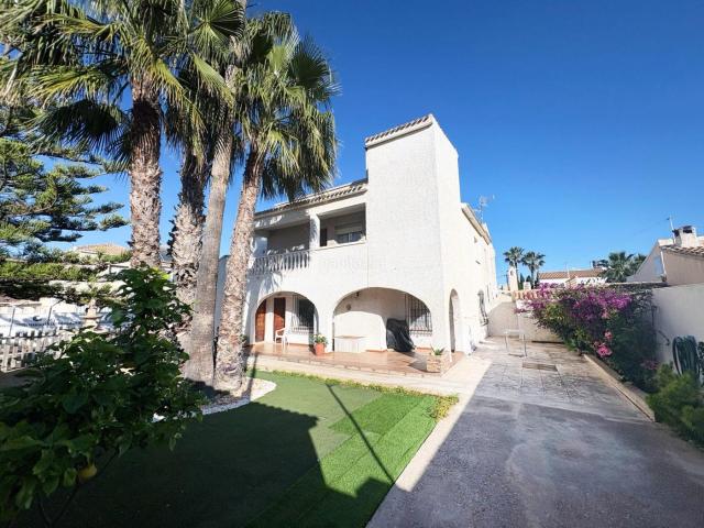 Chalet en venta en Orihuela, La Regia. Chalet con Piscina Privada en La Regia, Orihuela Costa A un paso de las playas de Cabo Roig. Chalets.