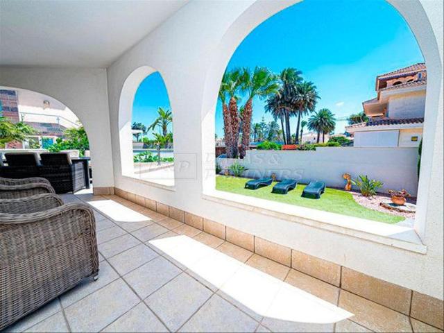 Chalet en venta en Orihuela, La Zenia. Chalet en venta en La Zenia, 7 dormitorios. Chalets.