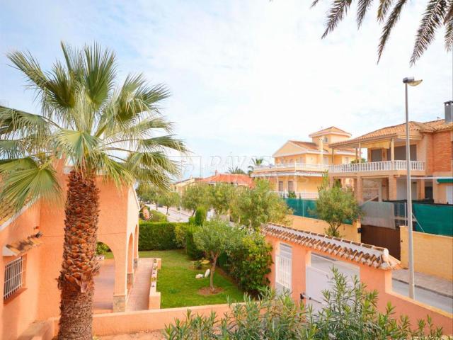 Chalet en venta en Orihuela, La Zenia. Chalet en venta en La Zenia, 7 dormitorios. Chalets.