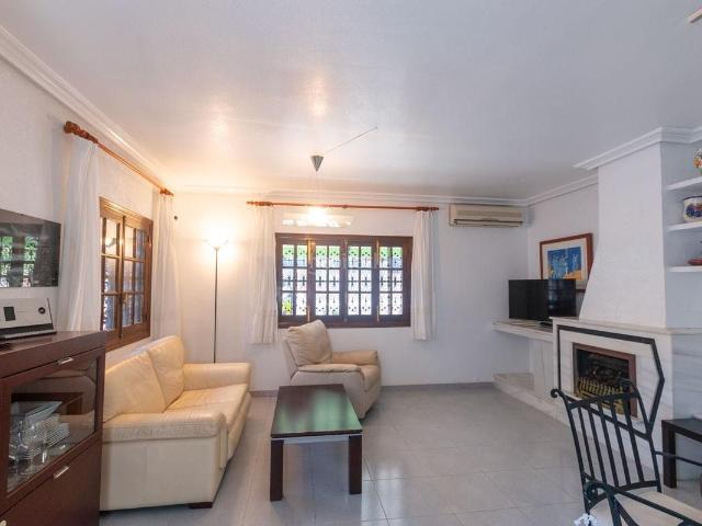 Chalet en venta en Orihuela, La Zenia. Encantadora villa con piscina privada y ubicación fantástica en La Zenia. Chalets.