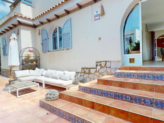 Chalet en venta en Orihuela, La Zenia. MAGNÍFICA VILLA 220 m2 EN LA ZENIA CON 5 DORMITORIOS Y 3 BAÑOS. Chalets.