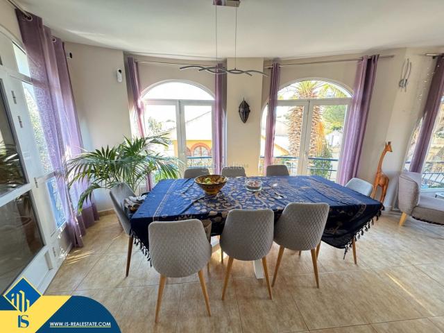 Chalet en venta en Orihuela, La Zenia. Villa con piscina privada en la provincia de Alicante, en Orihuela Costa. 5 habitaciones 218 m² A 600 metros del mar. Chalets.
