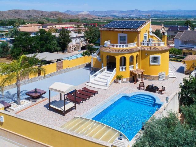 Chalet en venta en Orihuela, Montepinar La Aparecida Raiguero. Exclusiva Villa con Dos Viviendas Independientes, Piscina Climatizada y Parcela de 890 m2 en Montepinar. Chalets.