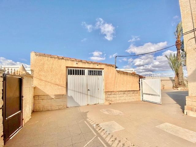 Chalet en venta en Orihuela, Montepinar La Aparecida Raiguero. MAGNÍFICO CHALET EN LA MATANZA DE ORIHUELA CON 3600m2 DE PARCELA, GARAJE PARA VARIOS COCHES. MUY CERCA DE LA AUTOVIA, RODEADA DE.