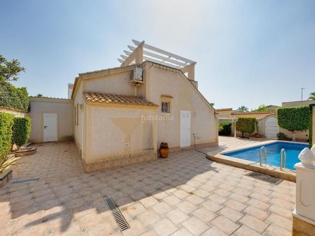 Chalet en venta en Orihuela, Playa Flamenca. Encantadora villa con piscina!. Chalets.