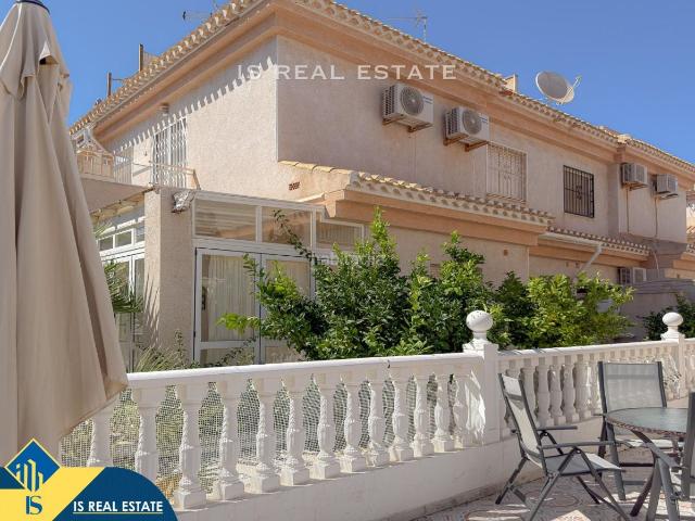 Chalet en venta en Orihuela, Playa Flamenca. Villa con piscina comunitaria, en la provincia de Alicante, en la localidad de Orihuela Costa. 3 habitaciones 99 m² 800 metros. Chalets.