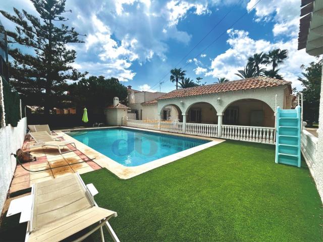 Chalet en venta en Orihuela, Punta Prima. Magnifica villa en primera línea del mar en Orihuela Costa. Chalets.