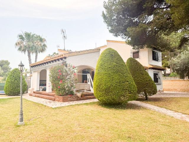 Chalet en venta en Orihuela, Punta Prima. Magnífica villa 174 m2 construido en 1979 en 808 m2 parcela privada con gran piscina. Cerca de colegios, supermercados etc, y a ta. Chalets.