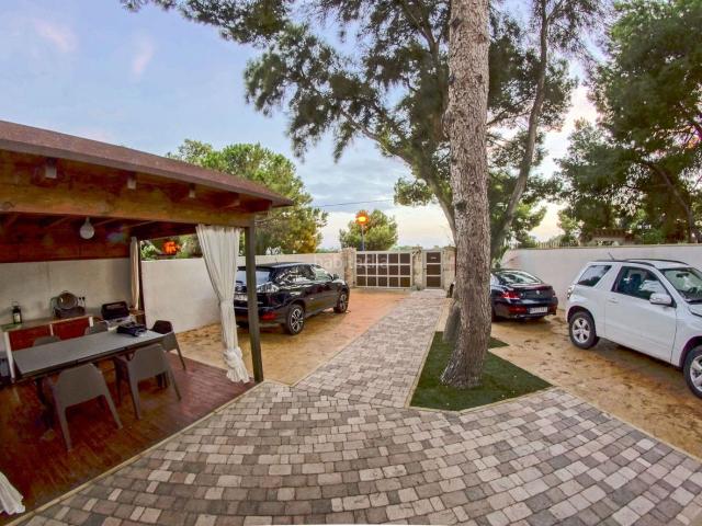 Chalet en venta en Orihuela, Punta Prima. Pareado en venta en Punta Prima, 4 dormitorios. Chalets.