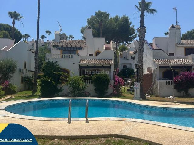 Chalet en venta en Orihuela, Villamartín Las Filipinas. Villa con piscina comunitaria, en la provincia de Alicante, en Orihuela Costa. 3 habitaciones 132 m² A 3,5 kilómetros del mar. Chalets.