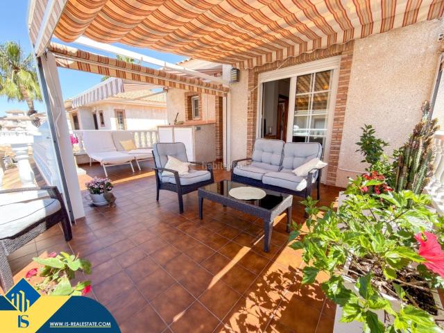 Chalet en venta en Orihuela, Villamartín Las Filipinas. Villa con piscina comunitaria, en la provincia de Alicante, en Orihuela Costa. 4 habitaciones 110 m² A 2,5 kilómetros del mar. Chalets.