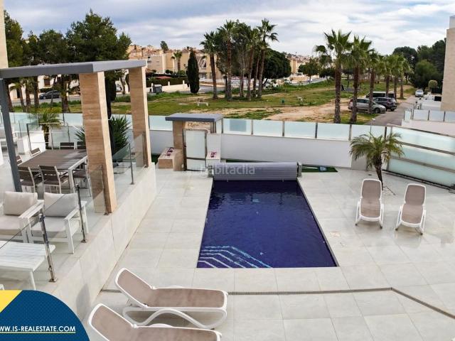 Chalet en venta en Orihuela, Villamartín Las Filipinas. Villa con piscina privada, en la provincia de Alicante, en Orihuela Costa. 4 habitaciones 148 m² A 4,5 kilómetros del mar. Chalets.