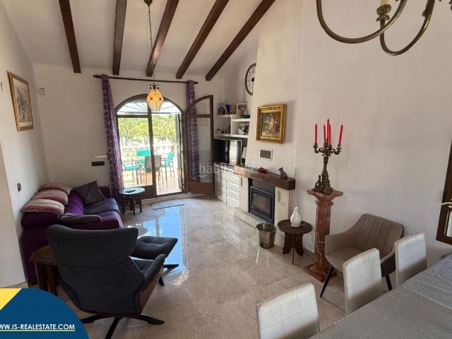 Chalet en venta en Orihuela, Villamartín Las Filipinas. Villa con piscina privada, en la provincia de Alicante, en Orihuela Costa. 4 habitaciones 156 m² A 3,2 kilómetros del mar. Chalets.