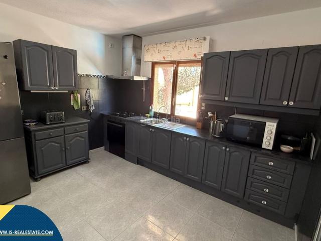 Chalet en venta en Orihuela, Villamartín Las Filipinas. Villa con piscina privada, en la provincia de Alicante, en Orihuela Costa. 6 habitaciones 180 m² A 4,7 kilómetros del mar. Chalets.