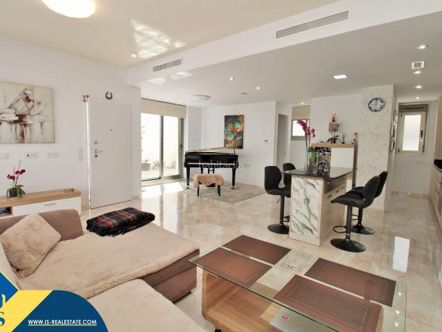 Chalet en venta en Orihuela, Villamartín Las Filipinas. Villa con piscina privada en la provincia de Alicante, en Orihuela Costa. 3 dormitorios 144 m² A 3 km del mar. Chalets.