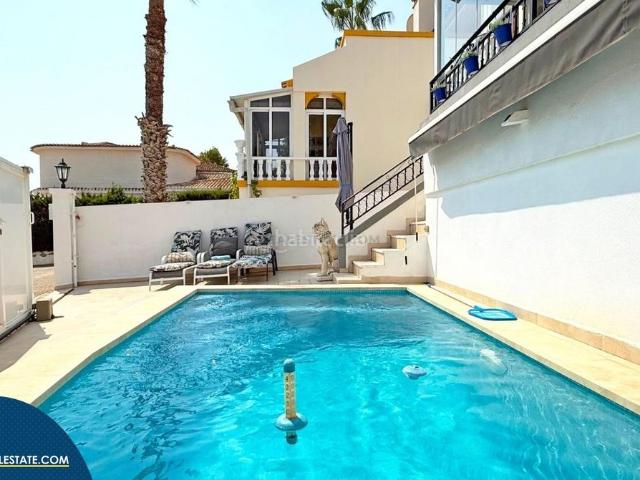 Chalet en venta en Orihuela, Villamartín Las Filipinas. Villa con piscina privada, en la provincia de Alicante, en Orihuela Costa. 3 habitaciones 96 m² A 3,5 kilómetros del mar. Chalets.