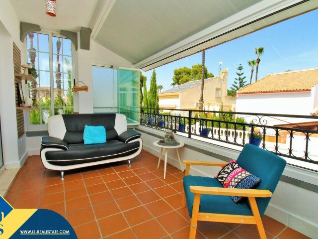 Chalet en venta en Orihuela, Villamartín Las Filipinas. Villa con piscina privada, en la provincia de Alicante, en Orihuela Costa. 3 habitaciones 119 m² A 2,8 kilómetros del mar. Chalets.