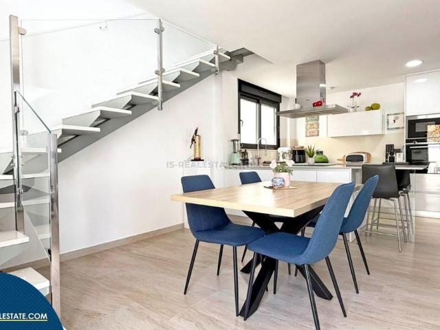 Chalet en venta en Orihuela, Villamartín Las Filipinas. Villa con piscina privada, en la provincia de Alicante, en Orihuela Costa. 3 habitaciones 190 m² A 4,7 kilómetros del mar. Chalets.