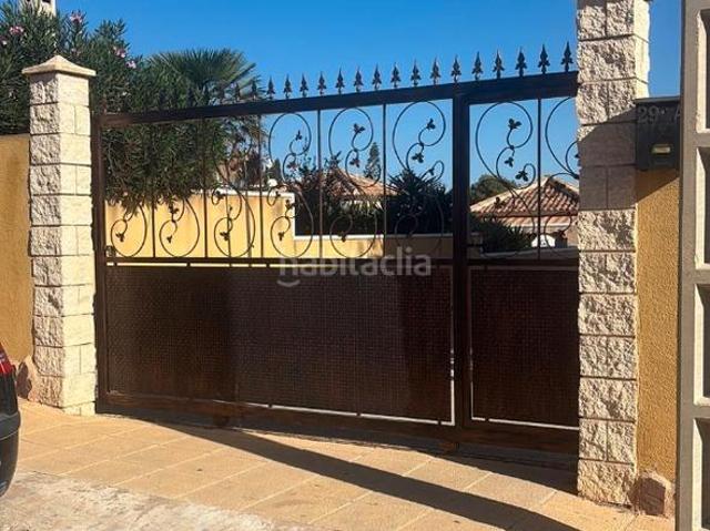 Chalet en venta en Orihuela, Villamartín Las Filipinas. Casa con piscina privada, provincia de Alicante, Orihuela Costa. 3 habitaciones 169 m² 5 kilómetros del mar. Chalets.