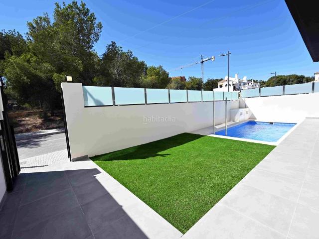 Chalet en venta en Orihuela, Villamartín Las Filipinas. Chalets.
