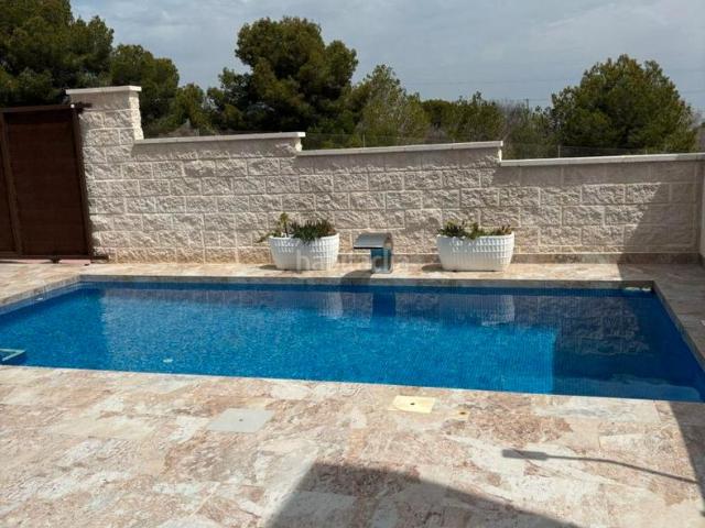 Chalet en venta en Orihuela, Villamartín Las Filipinas. Chalets.