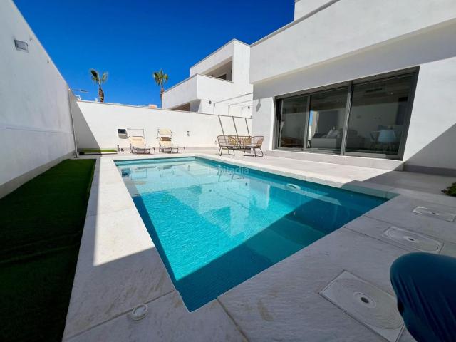 Chalet en venta en Orihuela, Villamartín Las Filipinas. Chalets.