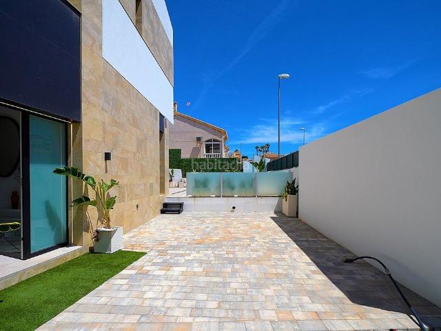 Chalet en venta en Orihuela, Villamartín Las Filipinas. Chalets.