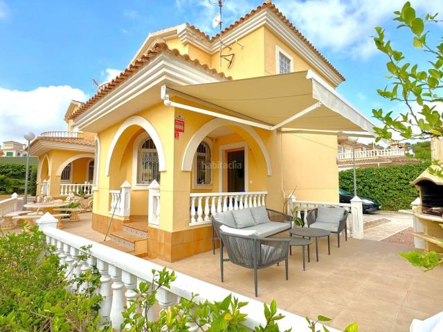 Chalet en venta en Orihuela, Villamartín Las Filipinas.. Chalets.