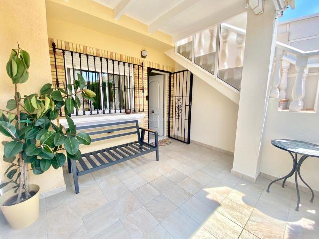 Chalet en venta en Orihuela, Villamartín Las Filipinas. iexclEN VENTA, CHALET ADOSADO EN VILLAMARTIacuteN!Te presentamos este acogedor chalet adosado en Villamartiacuten, disentildeado p. Chalets.