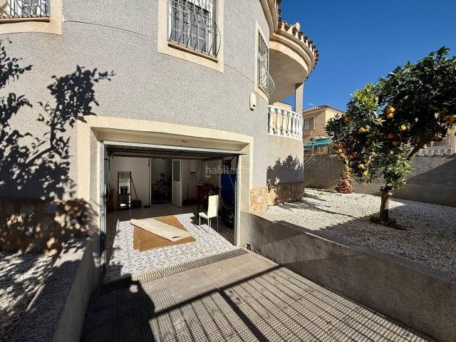 Chalet en venta en Orihuela, Zeniamar Horizonte La Campana. Ubicada en una codiciada zona de PLAYA FLAMENCA, esta villa ofrece 191 msup2 de espacio habitable, meticulosamente disentildeada p.