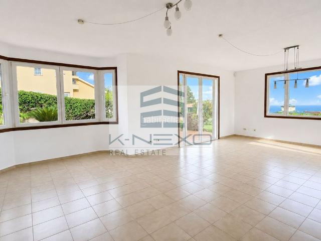 Chalet en venta en Orotava La, Centro. Chalet en venta en La Orotava, con 3 dormitorios, 2 baños y amplias estancias. Disfruta de terraza, jardín y vistas al mar, garaje. Chalets Orotava.
