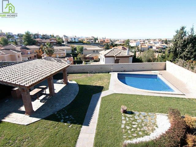 Chalet en venta en Otura. En venta Chalet de lujo en el Pueblo de Otura Granada. Chalets.