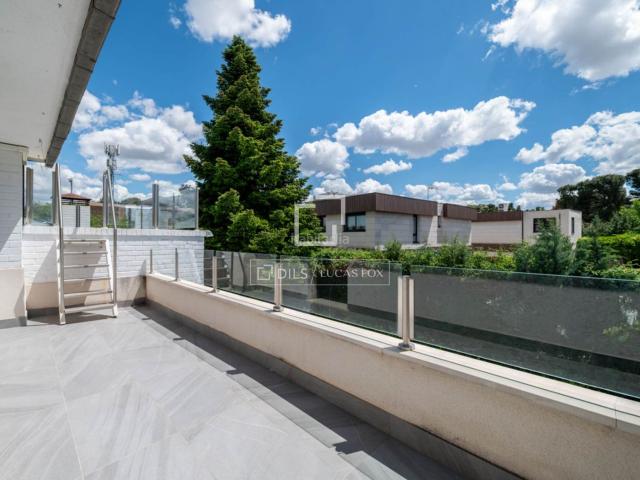 Chalet en venta en La Moraleja, El Soto de la Moraleja. Exclusiva vivienda pareada en venta en La Moraleja Urbanización, Madrid. Chalets La.