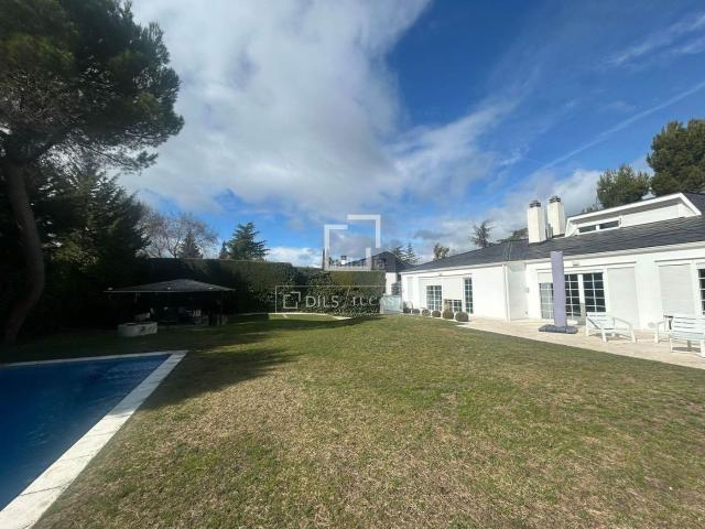Chalet en venta en La Moraleja, Urbanización La Moraleja. Casa villa en excelentes condiciones de cinco dormitorios en venta en la urbanización de La Moraleja. Chalets La.