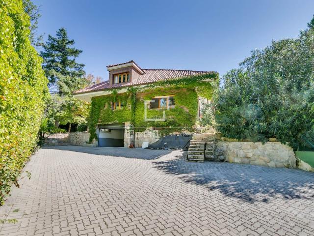 Chalet en venta en La Moraleja, Urbanización La Moraleja. Exclusiva casa con gran parcela en venta en La Moraleja. Chalets La.