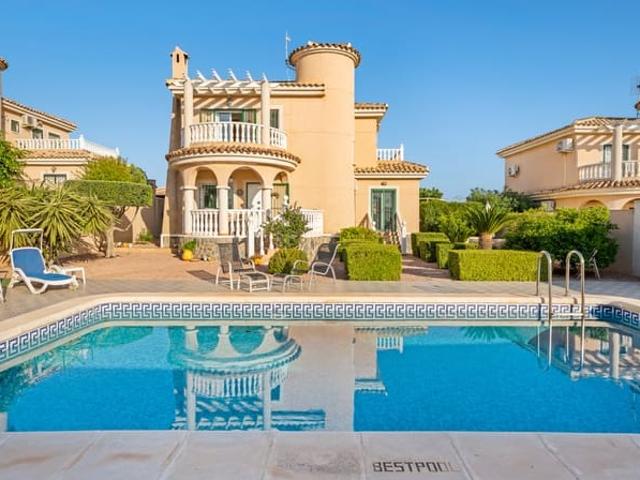 Chalet en venta en La Marina, Alicante Costa Blanca