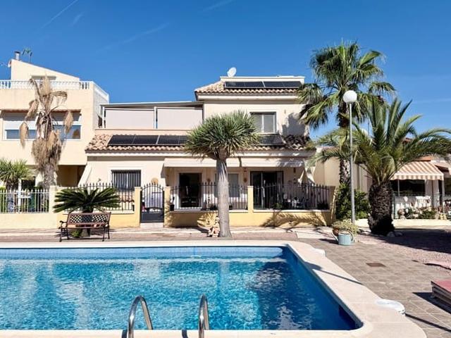 Chalet en venta en La Marina, Alicante Costa Blanca