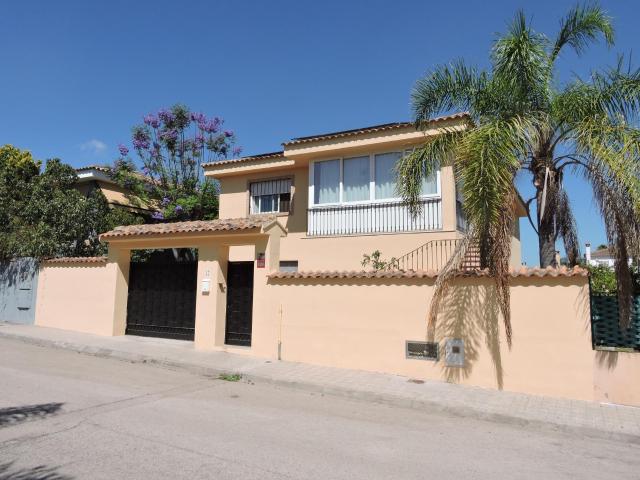 Chalet en venta en la Pobla de Vallbona de 5 habitaciones, 3 baños y piscina propia