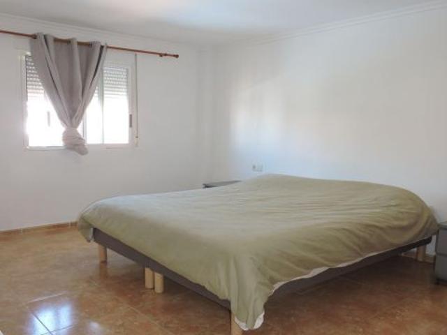 Chalet en venta en la Pobla de Vallbona de 5 habitaciones, 3 baños y piscina propia