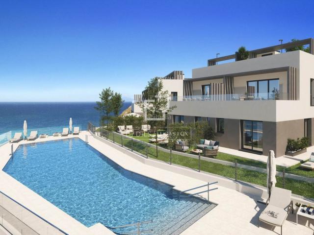 Chalet en venta en Lagos. Casa villa de obra nueva de 3 dormitorios con 59m de jardín en venta en Axarquia. Chalets.