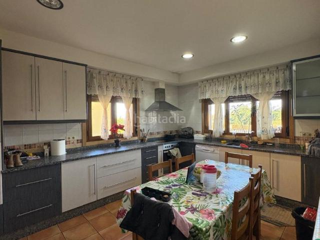 Chalet en venta en Lalín. CHALET CON JARDIN Y GARAGE CERCA DE LALIN. Chalets.